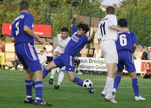 Freddy Krger (TVK, rechts) versucht  ...Dufner (FCT) am Torschuss zu hindern.   | Foto: Andreas Klein