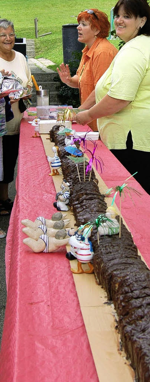 Einen Rekordkuchen  prsentierten  die Freunde des  Schwimmbads  am Sonntag.    | Foto: Paul Berger