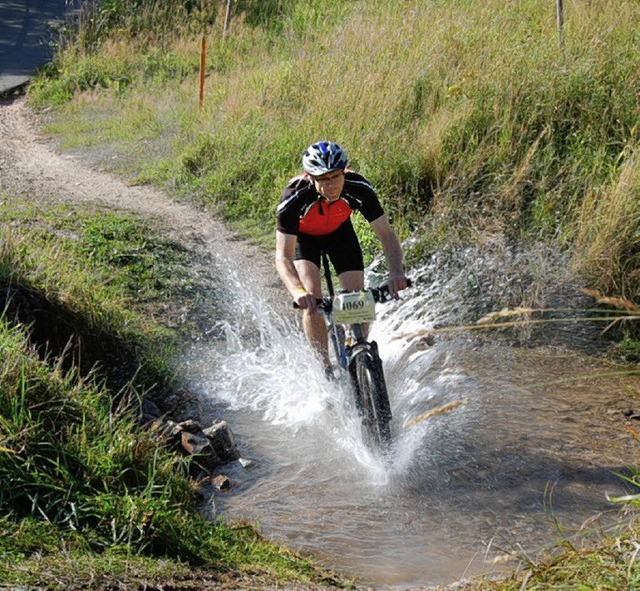 Nasses Vergngen: Die Fahrt durch den ... der  12 Stunden  von  Todtnauberg.     | Foto: Ulrike Jger