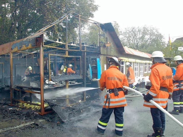 Der Stand, in dem die Gasflaschen explodierten, brannte vllig aus.   | Foto: Dorweiler