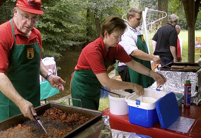 Der Mann am Grill: Konrad Dmmel berei...Ruth Dmmelkmmerte sich um die Soe.  | Foto: Hansjrg Bader