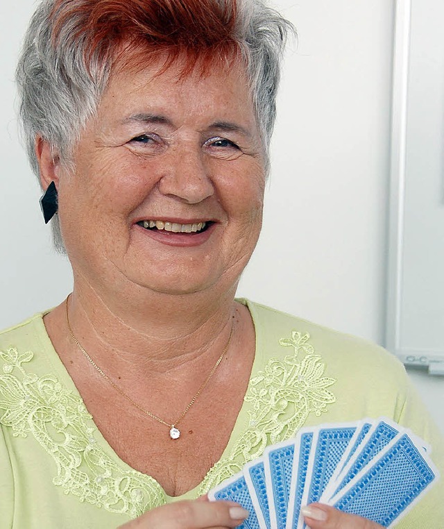 Marlies Schmidt spielt leidenschaftlich Karten.   | Foto: Daniela Krasa-Mayer