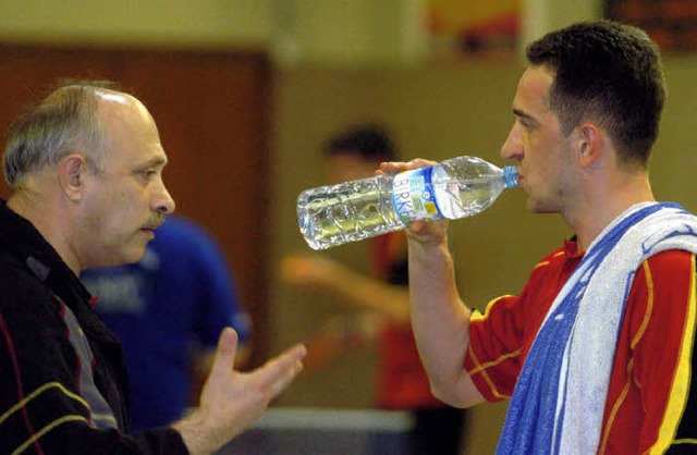 DJK-Trainer Pavel Levine (links) im intensiven Gesprch mit  Daniel Sagan.   | Foto:  Meinrad Schn (A)