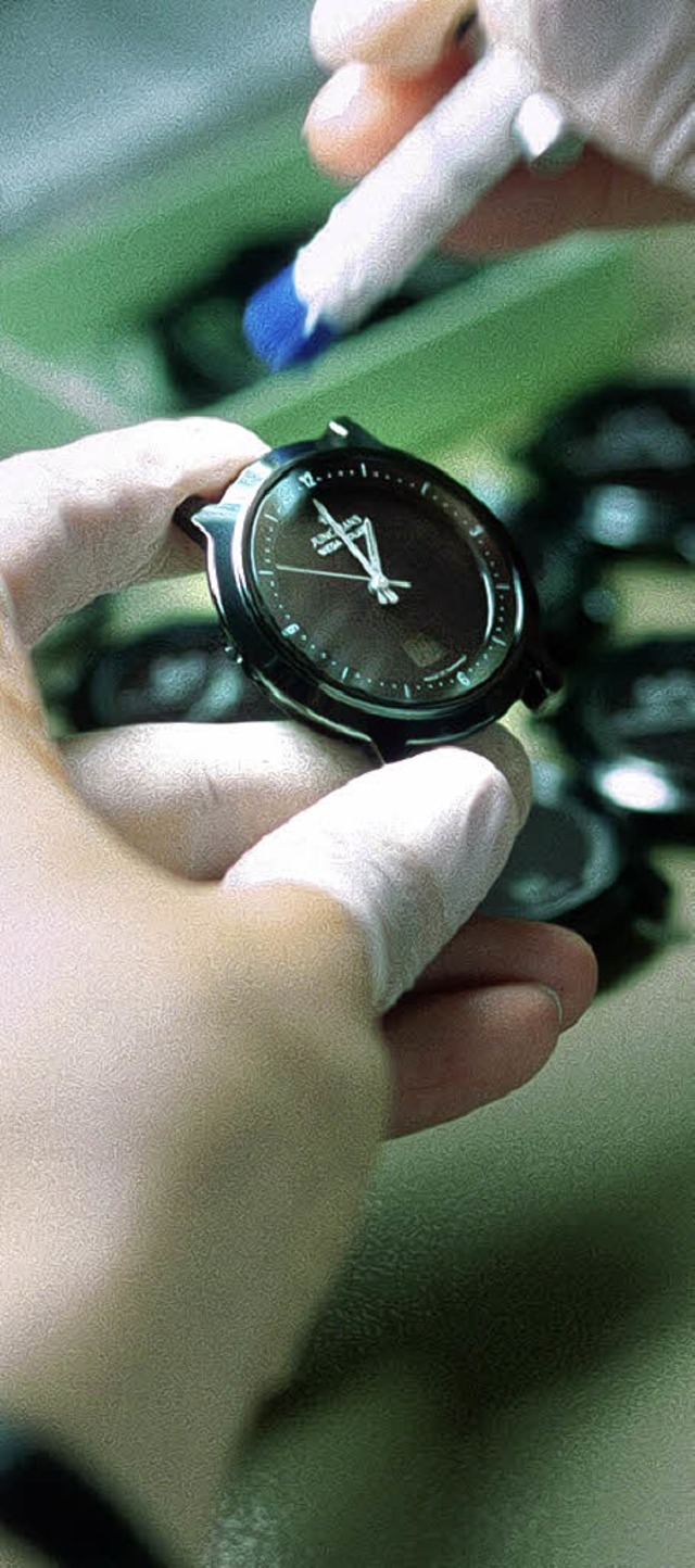 Handarbeit: Die Uhrenfertigung bei Junghans in Schramberg   | Foto: Caro