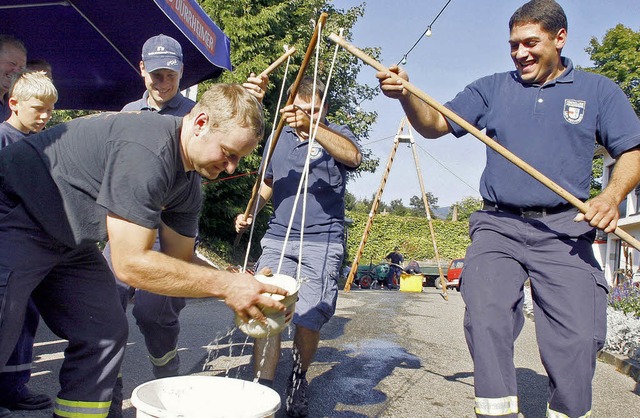 Geschickt auch bei (Wasser-)Spiel ohne...#8211; Feuerwehrmnner in Reichenbach   | Foto: heidi fssel