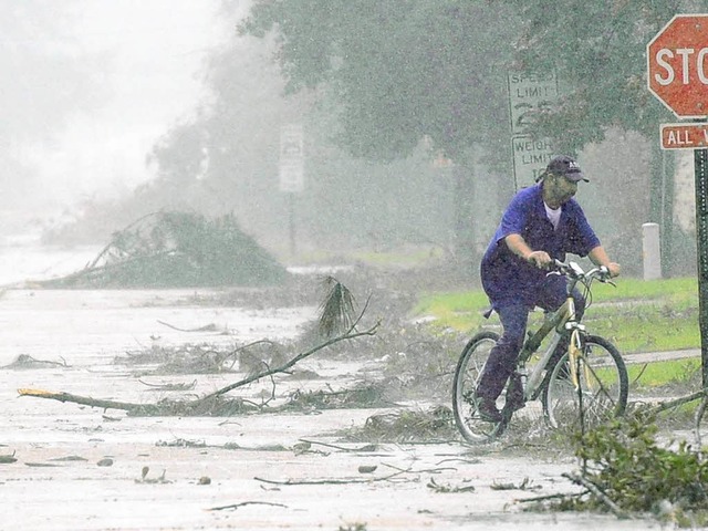 Der Hurrikan traf die US-Golfkste weniger stark als erwartet&#8230;  | Foto: dpa