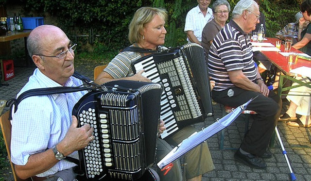 Die Snger wurden von Akkordeonspielern begleitet.   | Foto: Franz Hilger