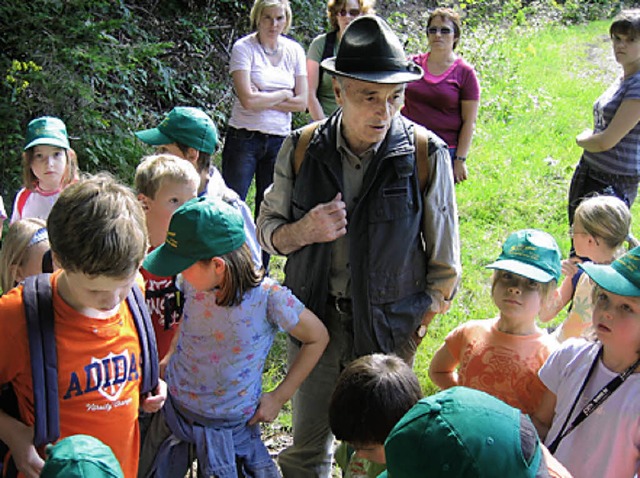 Allerlei Wissenswertes ber den Wald erfuhren die Kinder von Jger Karl Trnkle. 