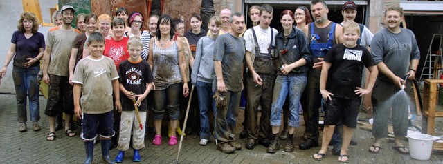 Putzhelden:  In einer groen gemeinsam...gens fr ein Erinnerungsfoto posiert.   | Foto: Katharina Meyer