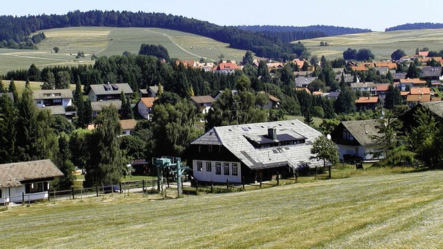 In das Wanderparadies Hotzenwaldes zog...stehaus beim Skilift (vorne im Bild).   | Foto: WOLFGANG ADAM