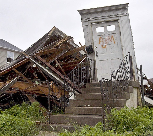 Hinter dieser Haustre sind nur noch T...hat das Haus in New Orleans zerstrt.   | Foto: dpa