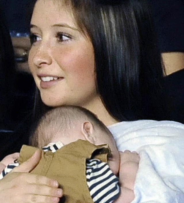 Die 17-jhrige Bristol Palin  &#8211; ...ugust mit ihrem Brderchen auf dem Arm  | Foto: afp