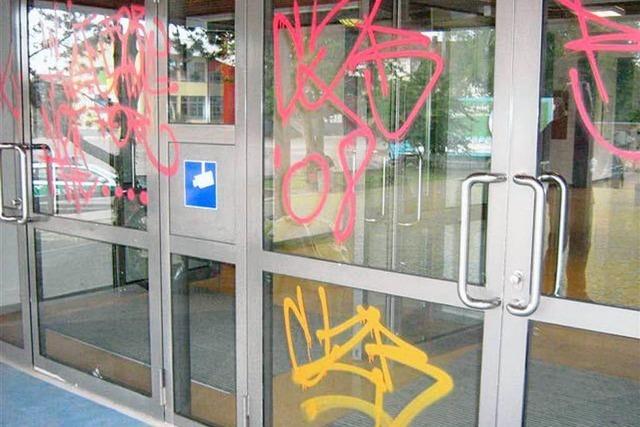 Schule Ichenheim mit Graffiti verschmiert