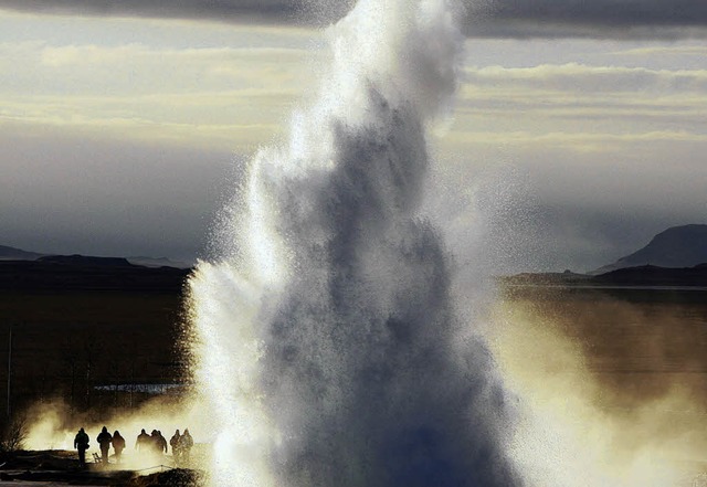 Bis zu 35 Meter hoch schiet kochend h...der vulkanischen Atlantikinsel Island.  | Foto: ddp