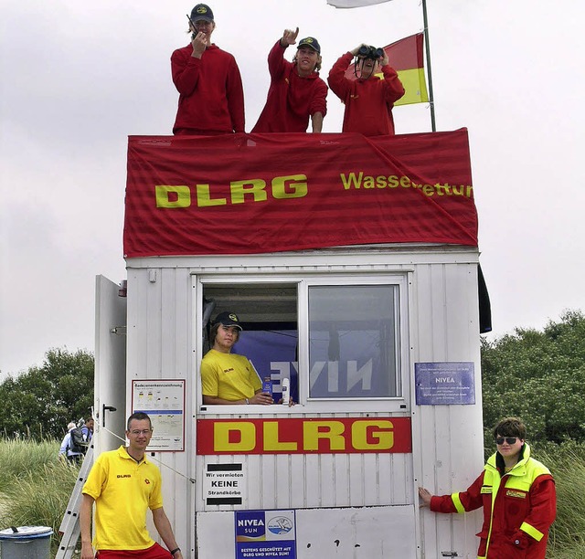 Das Weiler Team der DLRG: auf dem Turm... Haug (links)  und Fabian Sonnenburg.   | Foto: DLRG