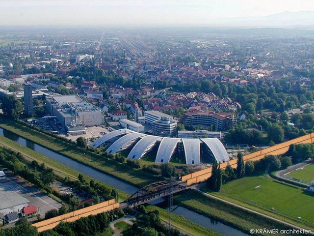 Die Montage zeigt die geplanten Schallschutzwnden am Burda-Medienpark.   | Foto: Montage: H. Burda Media