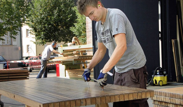 Holzplatten des Saalbodens im Burghof:...ialfirma aus Hannover gerade leistet.   | Foto: Nikolaus  Trenz