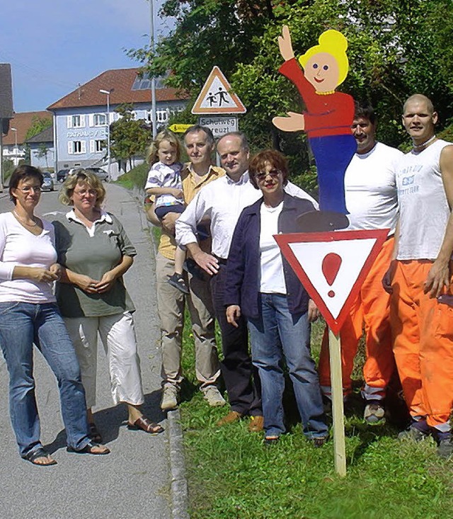 Vorsicht, spielende Kinder! Anja Ebner...en Gallmann (v.l.)  bei der Montage.    | Foto: Ungerer