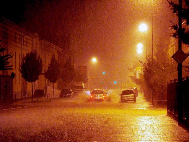 Der starke Regen beschdigte offensich...el, weshalb es zu Stromausflllen kam.  | Foto: Wolfgang Knstle