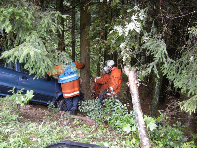 Glck im Unglck: Ein Baum hielt den Unfallwagen auf.   | Foto: Feuerwehr