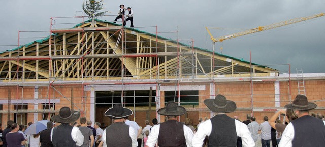 Das Richtfest des  Neukauf-Sutter-Mark...n wurde mit einem Regenguss gefeiert.   | Foto: Umiger