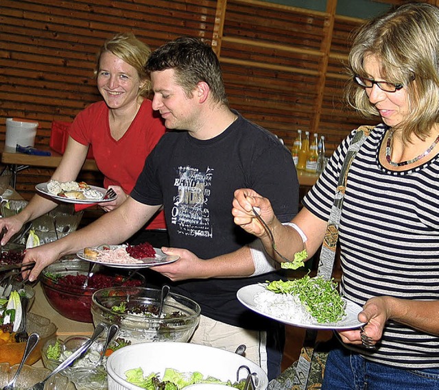 Nach dem Aderlass konnten sich Spender am Salatbfett strken.    | Foto: Gustav Rinklin