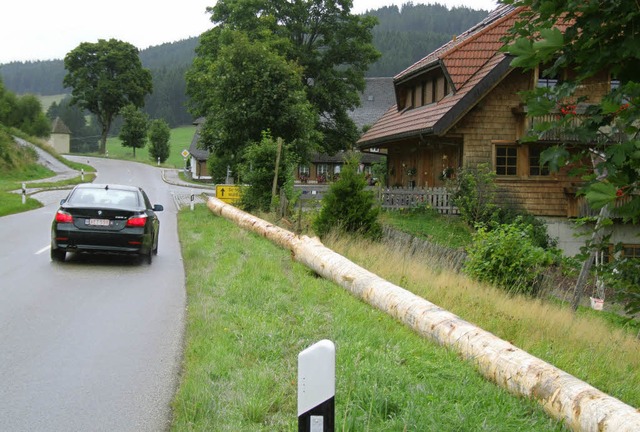 ko-Leitplanken  in der Orne: Die Anwo...ns  Bankett zur  Kreisstrae gelegt.    | Foto: markus straub