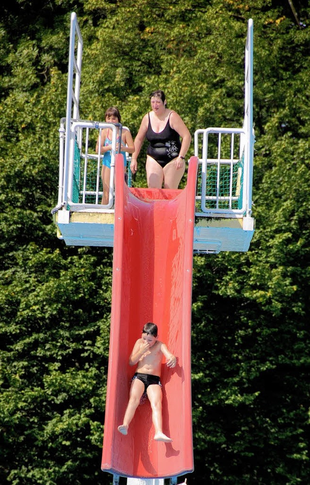 Nase zu und rein ins khle Nass: Diese...n bislang 37000 Besucher ins Freibad.   | Foto: Lauber