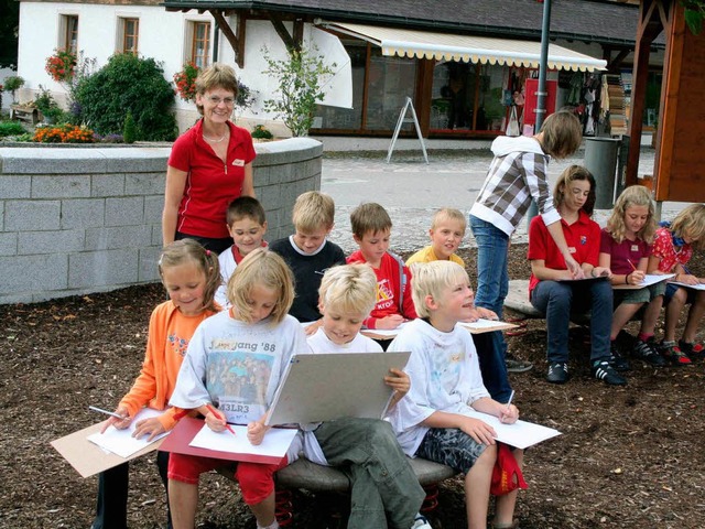 Elf kleine Knstler ben sich beim Kun...m Malen und Experimentieren viel Spa.  | Foto: Chris Seifried