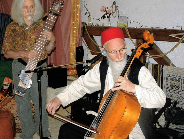 Der World-Jazzmusiker Hans Hartmann (l...alten Rathaus in Efringen-Kirchen auf.  | Foto: Roswitha Frey