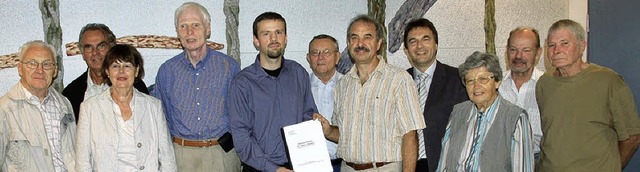 Historiker und Zeitzeugen, die sich um...rst-Bernd Schmidt und Manfred Hutter.   | Foto: Ralf Burgmaier