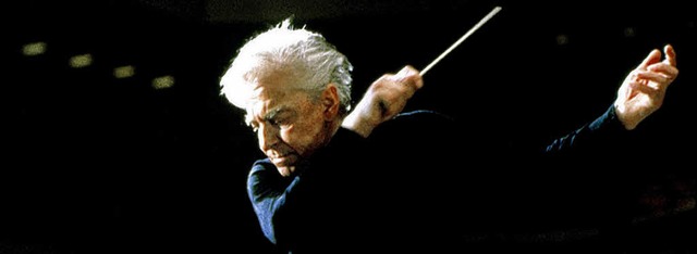 Ein Besessener: Herbert von Karajan in Dirigier- und Fotografier-Pose  | Foto: obs