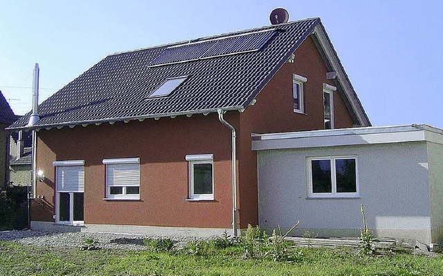 Das Haus an der Wyhler Strae in Forch...d mit einer Solaranlage ausgestattet.   | Foto: Systema Bau