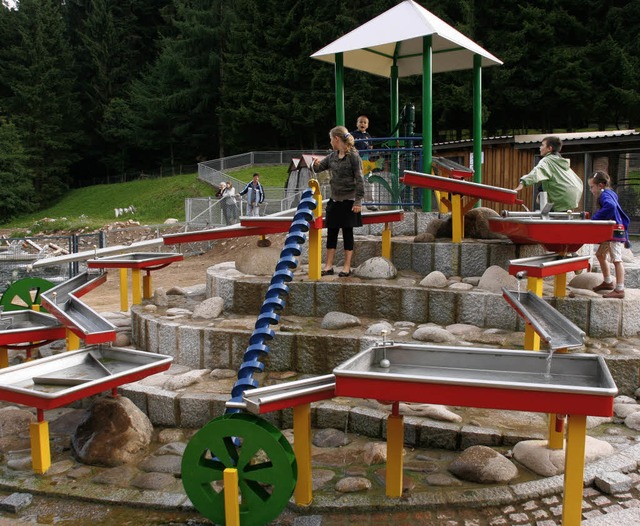 Neue Brunnen-Attraktion bei der Tannen...nicht nur kleine Gste in ihren Bann.   | Foto: Chris Seifried