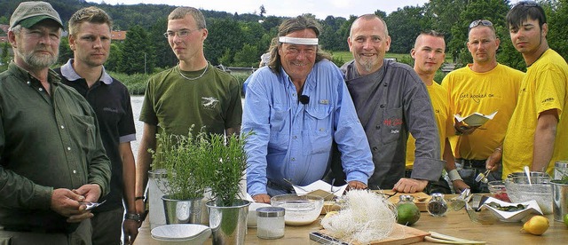 Die Crew von &#8222;Fish n&#8217; Fun&...der Mitte &#8222;Auwa&#8220; Thiemann.  | Foto: privat