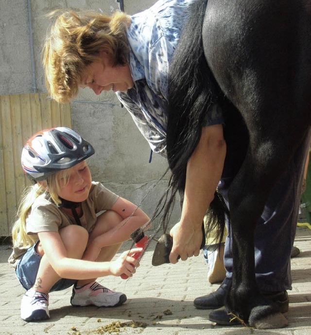 Carmen Golze (rechts) zeigte den Kinde... Ponys  richtig putzen  und pflegen.    | Foto: S. Merkle