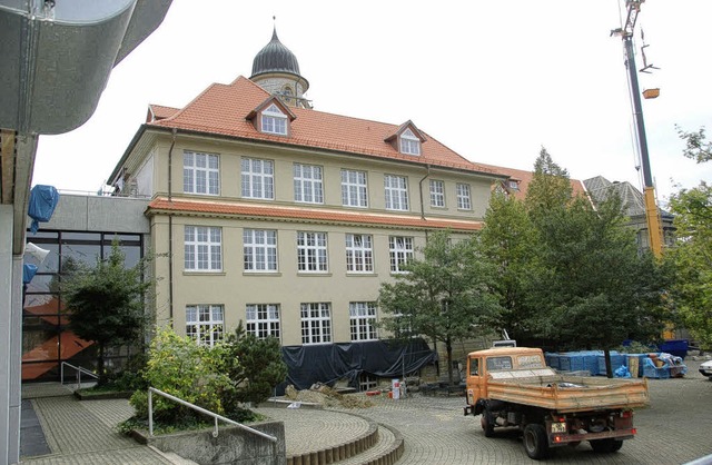 Fr 550000 Euro erhlt das Schiller-Gy...Auenanstrich und ein saniertes Dach.   | Foto: rab