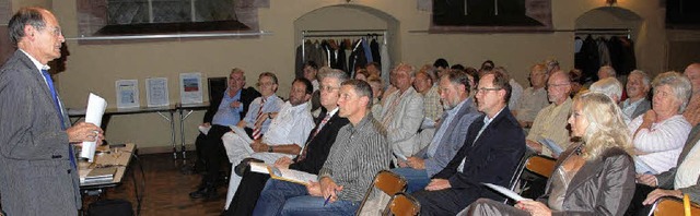 Der Vorsitzende Johannes Foege  vor de...iedern des Frdervereins Brgerbrcke   | Foto: Frey