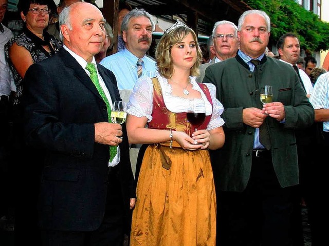 Ortsvorsteher Herbert Senn, Weinprinze...on links) erffneten    die  Weintage.  | Foto: Herbert Trogus