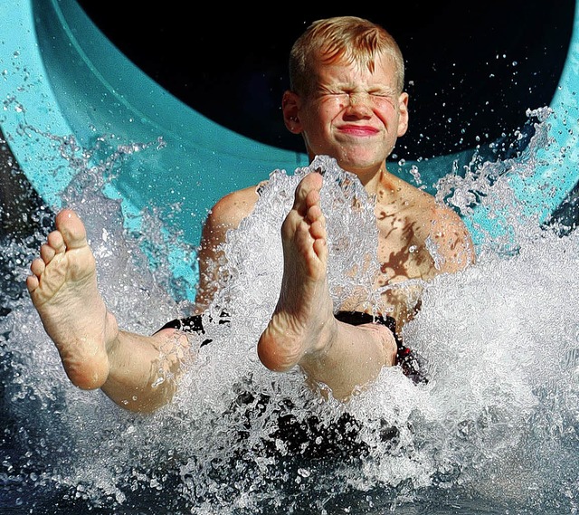 Ob bei Regen oder bei Sonnenschein: Di...f der Wasserrutsche macht immer Spa.   | Foto: dpa/ddp