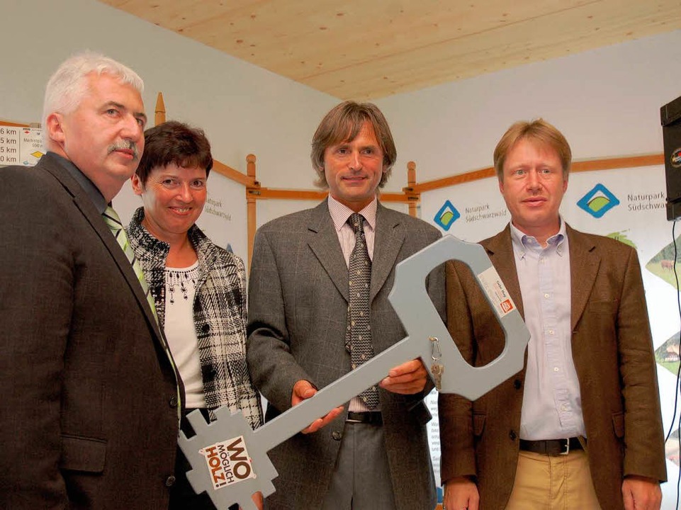 Architekt Rudolf Hug   bergab die Sch...  und  Brgermeister Andreas Wiener.   | Foto: karin maier