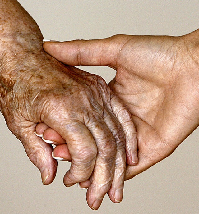 Hand in Hand: Der Altersdurchschnitt steigt bundesweit, auch im Elztal.   | Foto: dpa