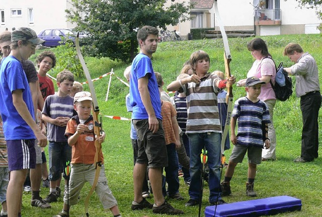 Eine der Attraktionen beim Abschlussfe...meinde Steinen war das Bogen-schieen.  | Foto: sylvia bleckmann