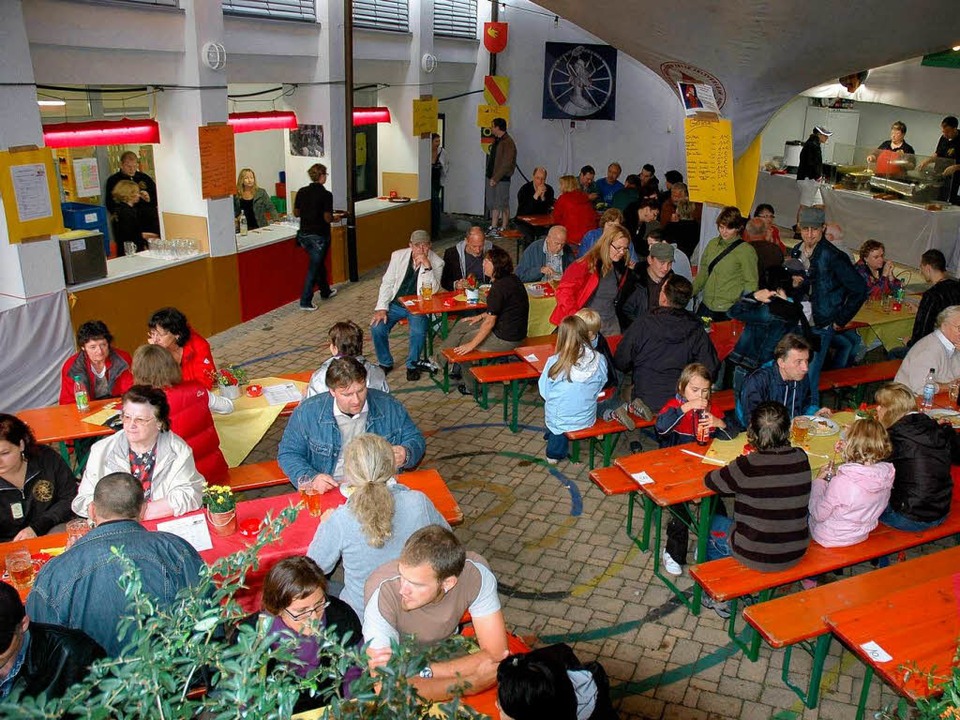 Am Samstag war konnte man sich glckli...#8211; wie hier bei der Zigner-Clique  | Foto: Heidemarie Wussler