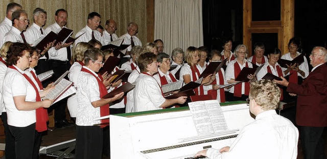 Im Haus des Gastes erfreute der Kirche... die Besucher mit weltlichem Liedgut.   | Foto: cs