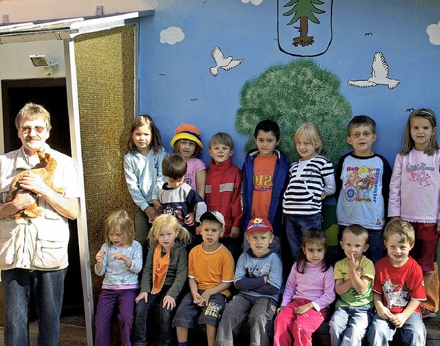 Eine Gruppe des Kindergartens St. Elis...e des Vereinsheims neu gestaltet hat.   | Foto: Marion Pfordt