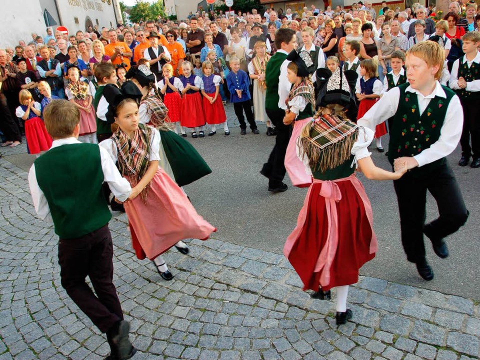 Tanze bei der Erffnung vor groem Publikum: die Kindertrachtentanzgruppe.  | Foto: Tanja Bury
