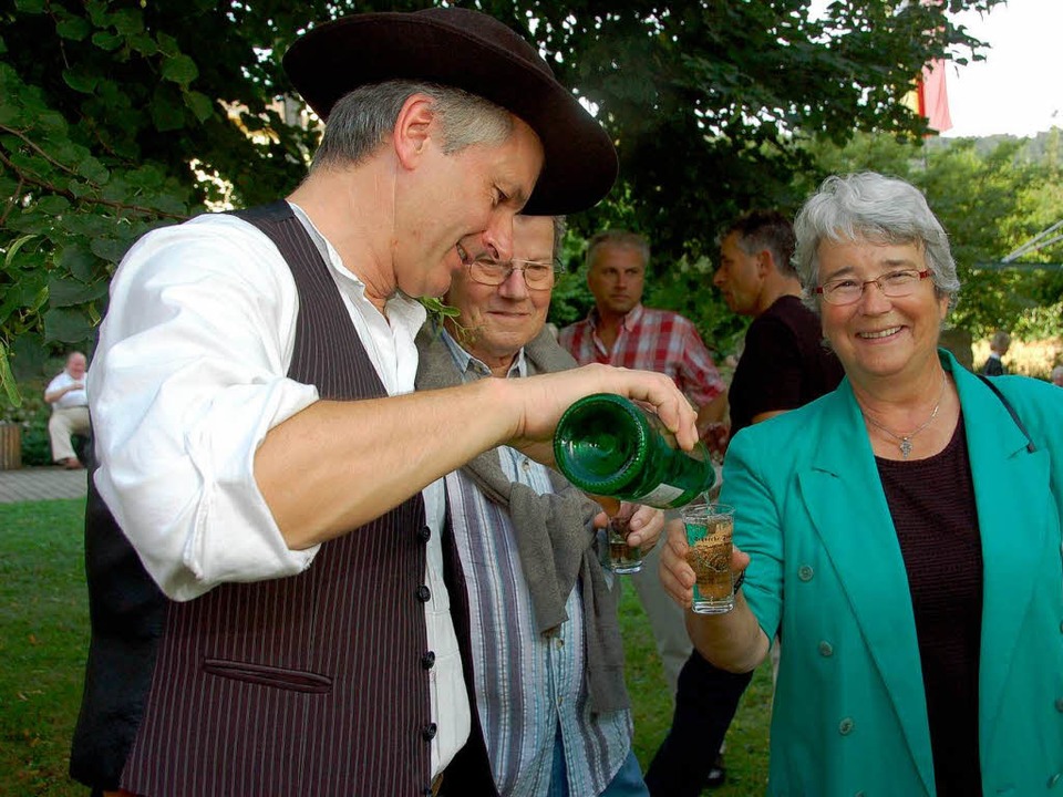 Die Winzer aus dem Schneckental schenkte Wein aus.  | Foto: Tanja Bury