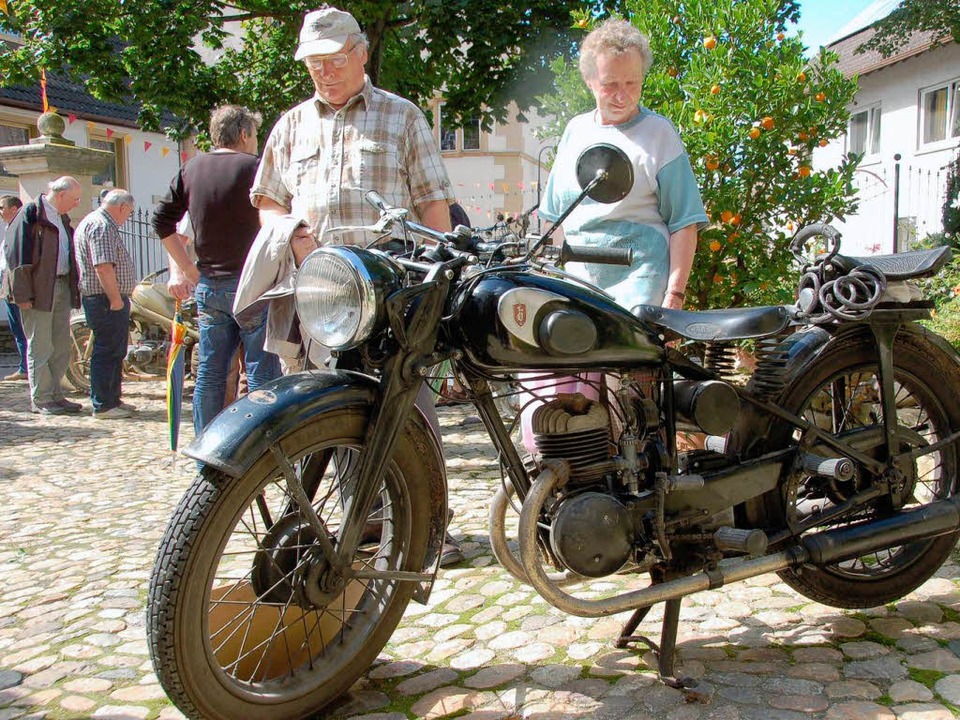 Die Batzenberger Oldtimerfreunden zeigten historische Motorräder.  | Foto: Tanja Bury