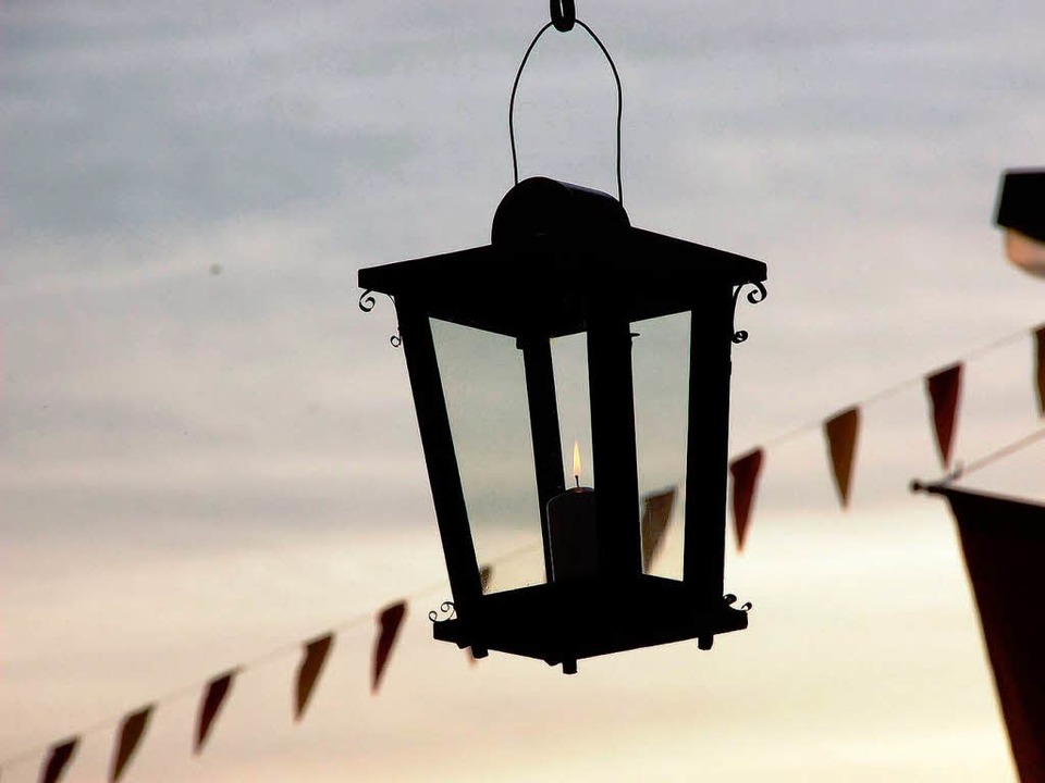 Noch brennt die Festlaterne &#8211; doch heute Abend wird sie gelscht.  | Foto: Tanja Bury
